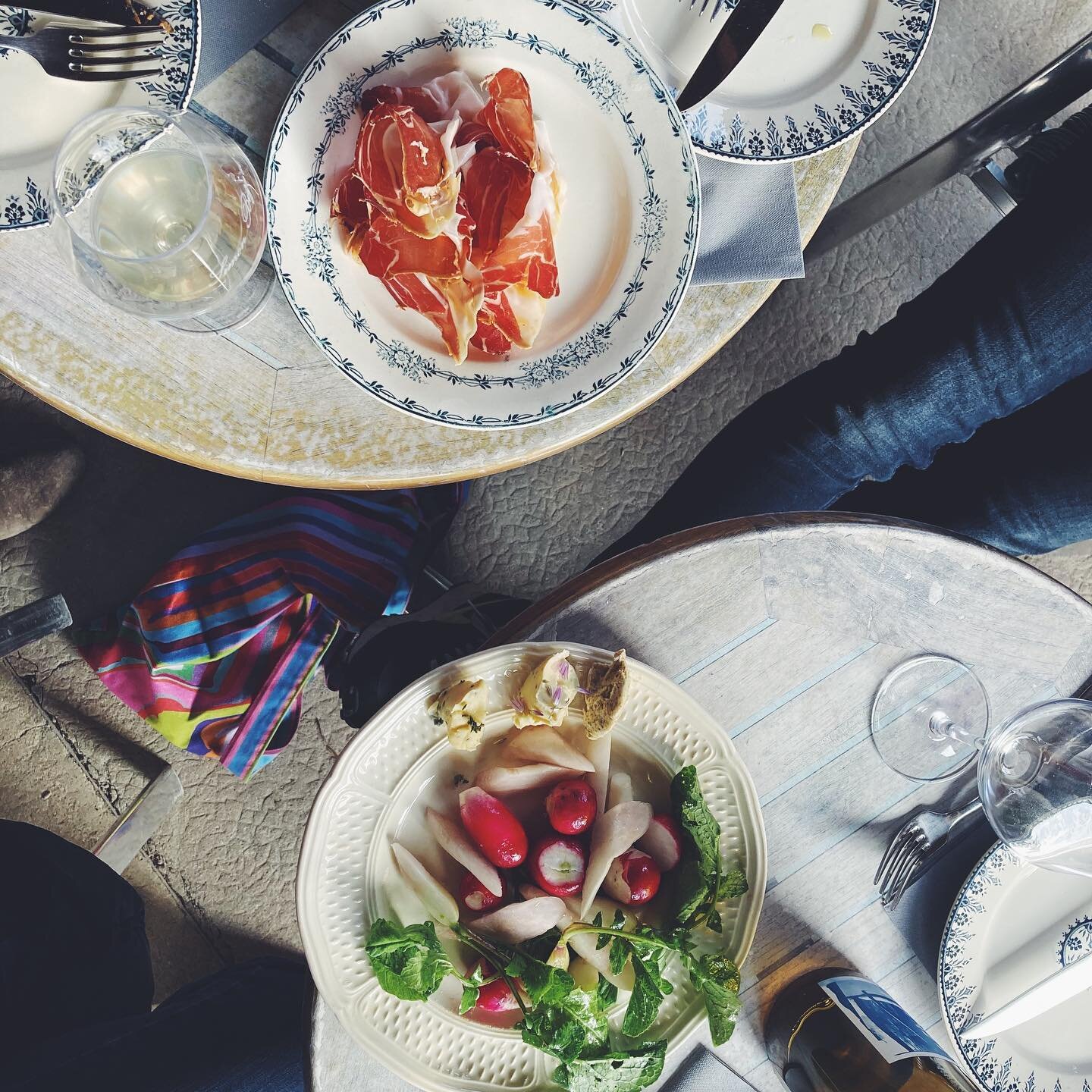 The &ldquo;d&icirc;ner en terrasse&rdquo; has returned in France, along with the sunshine. Le Soleil in Savigny-l&egrave;s-Beaune is one of our favorite spots in Burgundy to gather around a table with friends. Lola has reopened with as much magnetic 