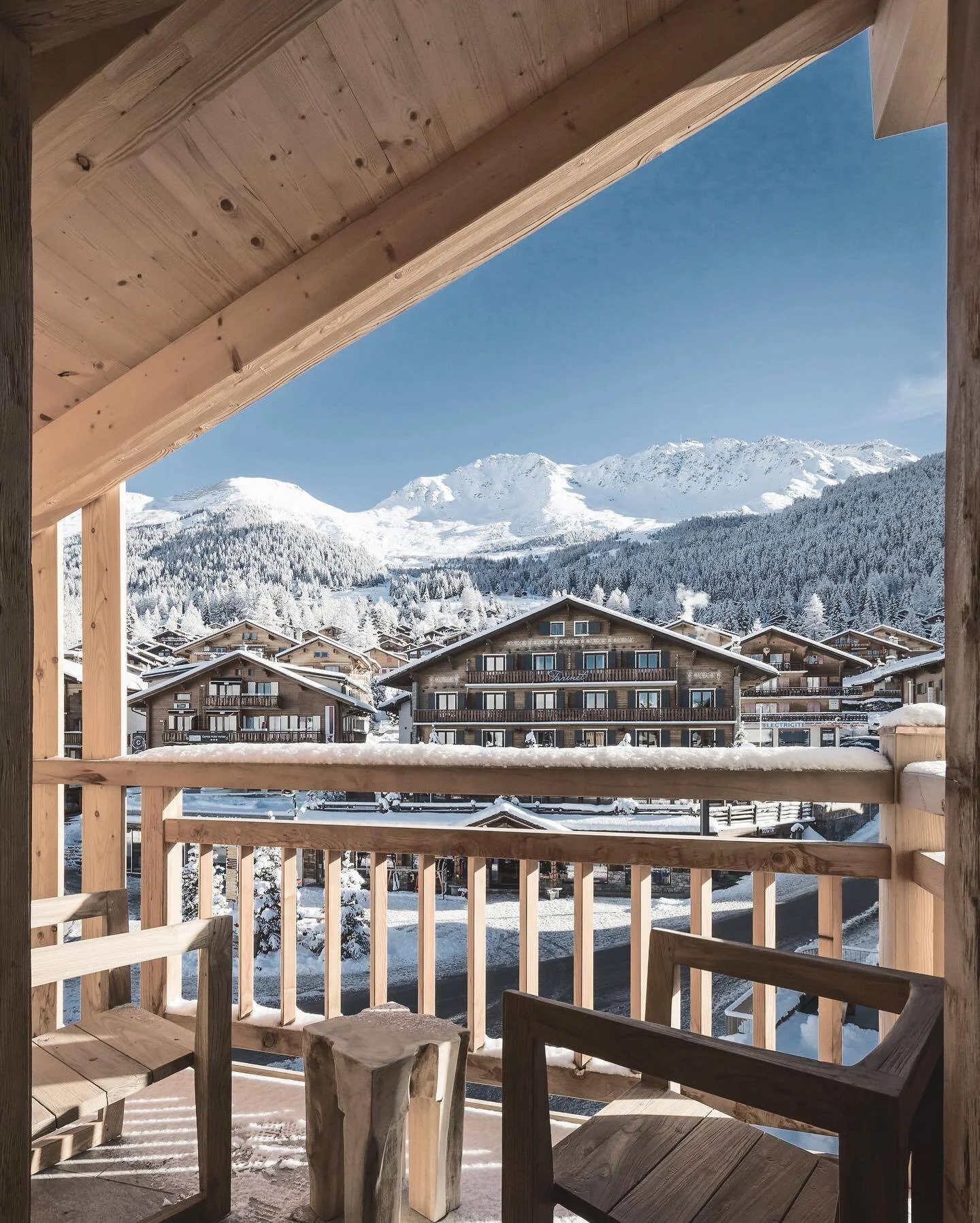 Morning light. Alpine air. Verbier views.
This is how the Tour du Mont Blanc begins.

Start the year with an unforgettable alpine journey blending world-class skiing, exceptional wine, and unforgettable meals.
A few spaces remain for March ... get in