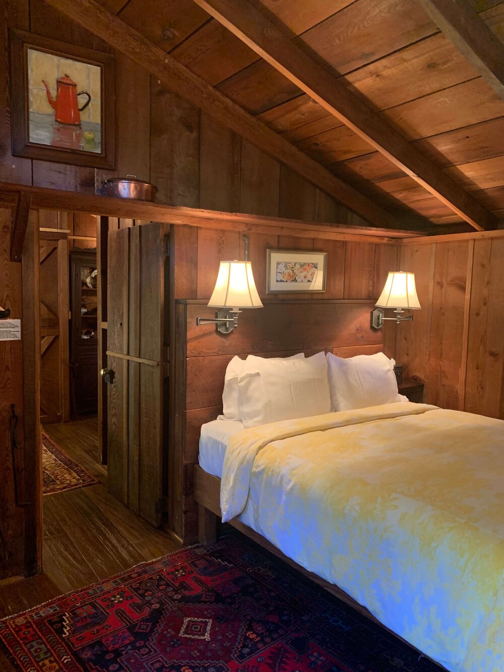 Deetjens-hotel-room-wooden-cabin-bed-with-lamps
