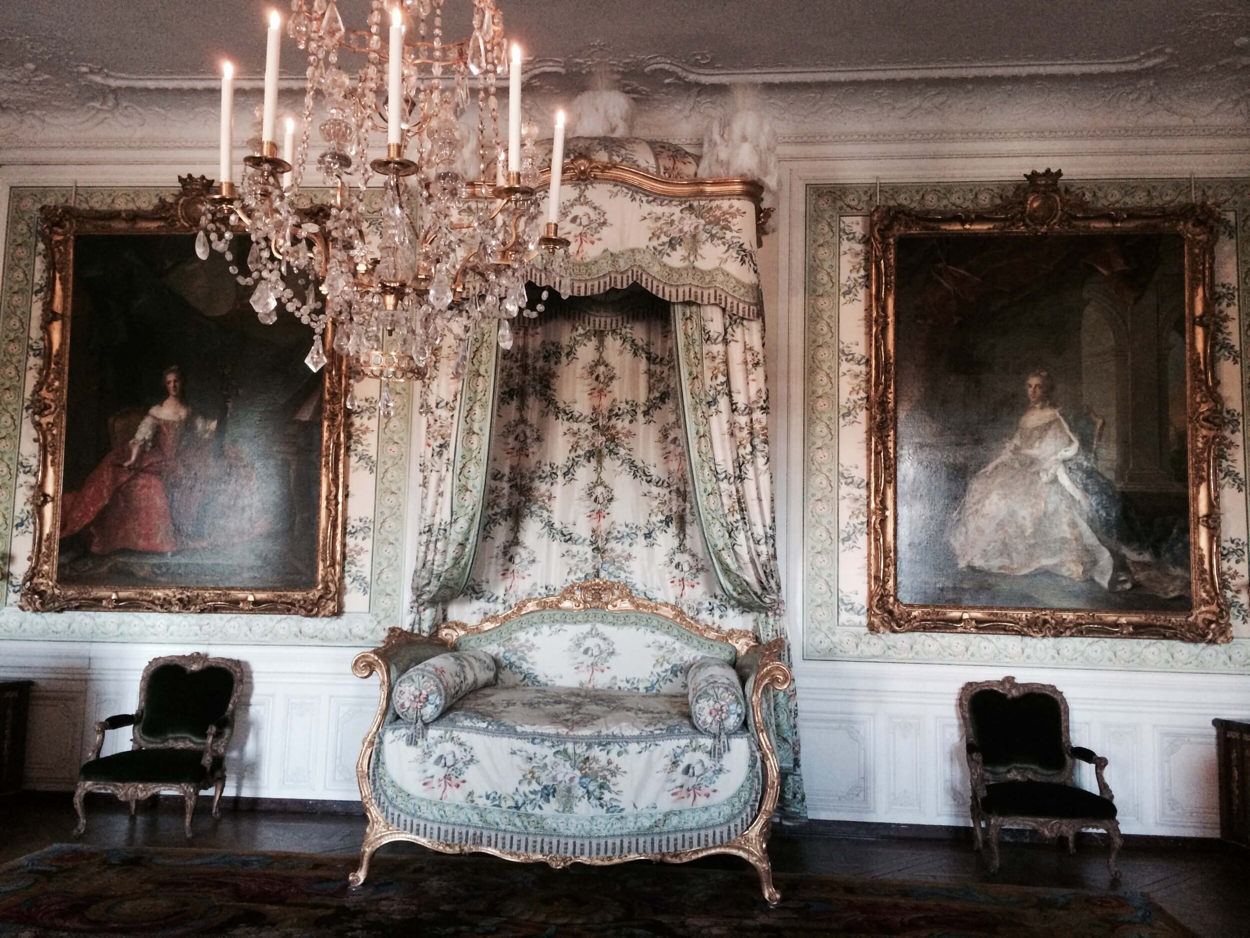 Versailles-daybed-paintings-chandelier