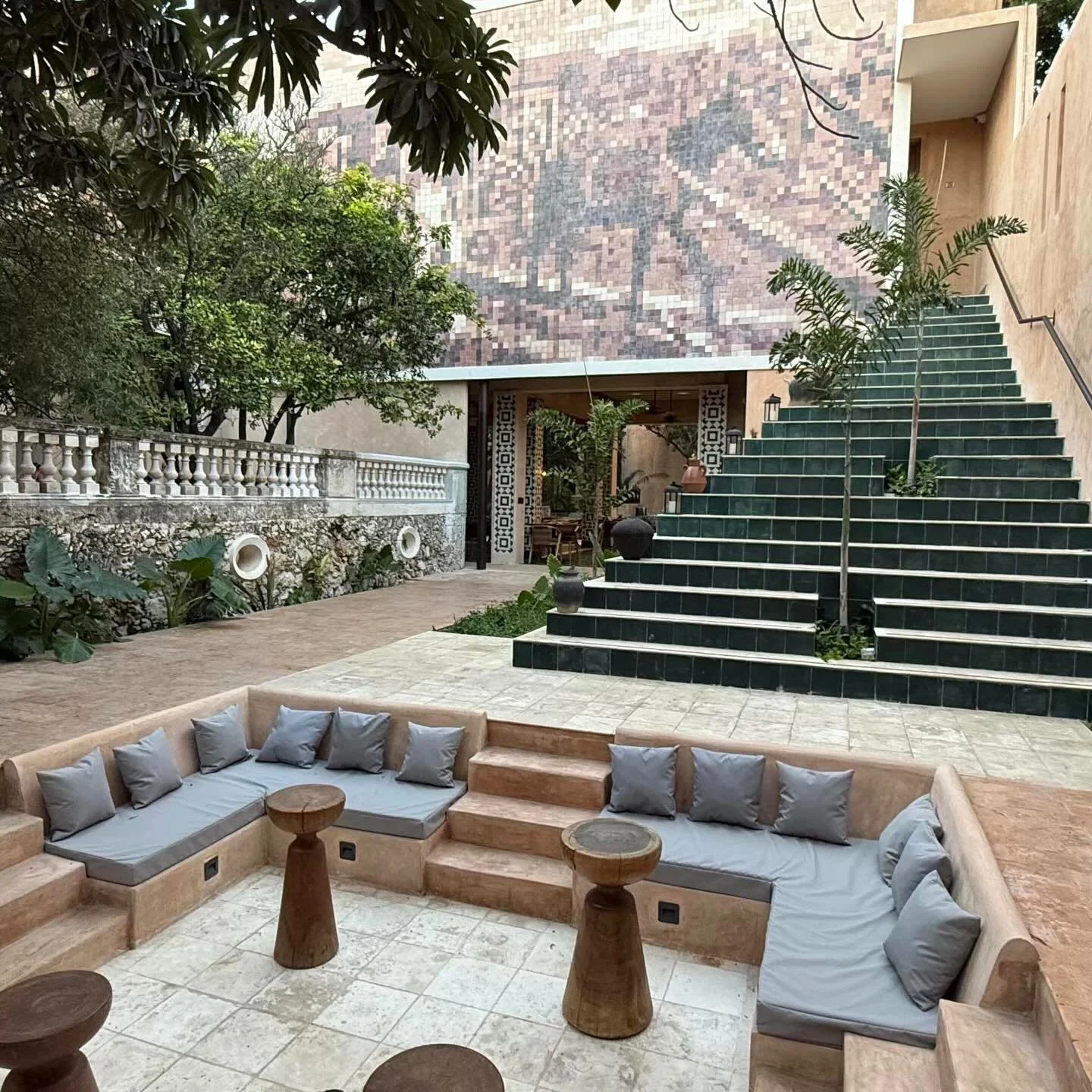 Hotel Cigno recently opened their new Merida hotel in the Mejorada area. Lucky us, we got to be early guests at this wildly special oasis in the city. I have eyed their other beloved Merida hotel for years, but I am so fussy about location that I nev