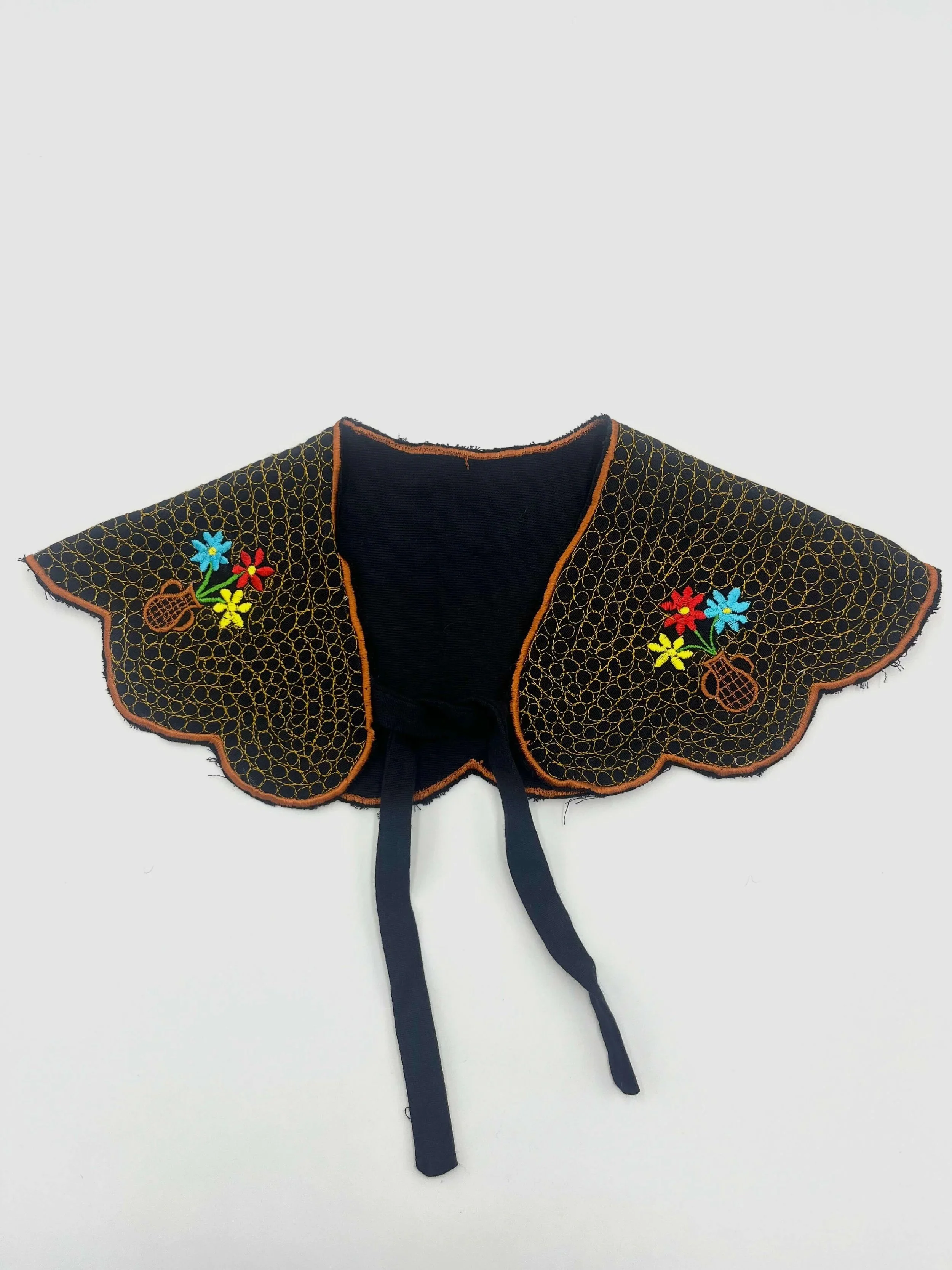 Scalloped Collar, by Vernâculo