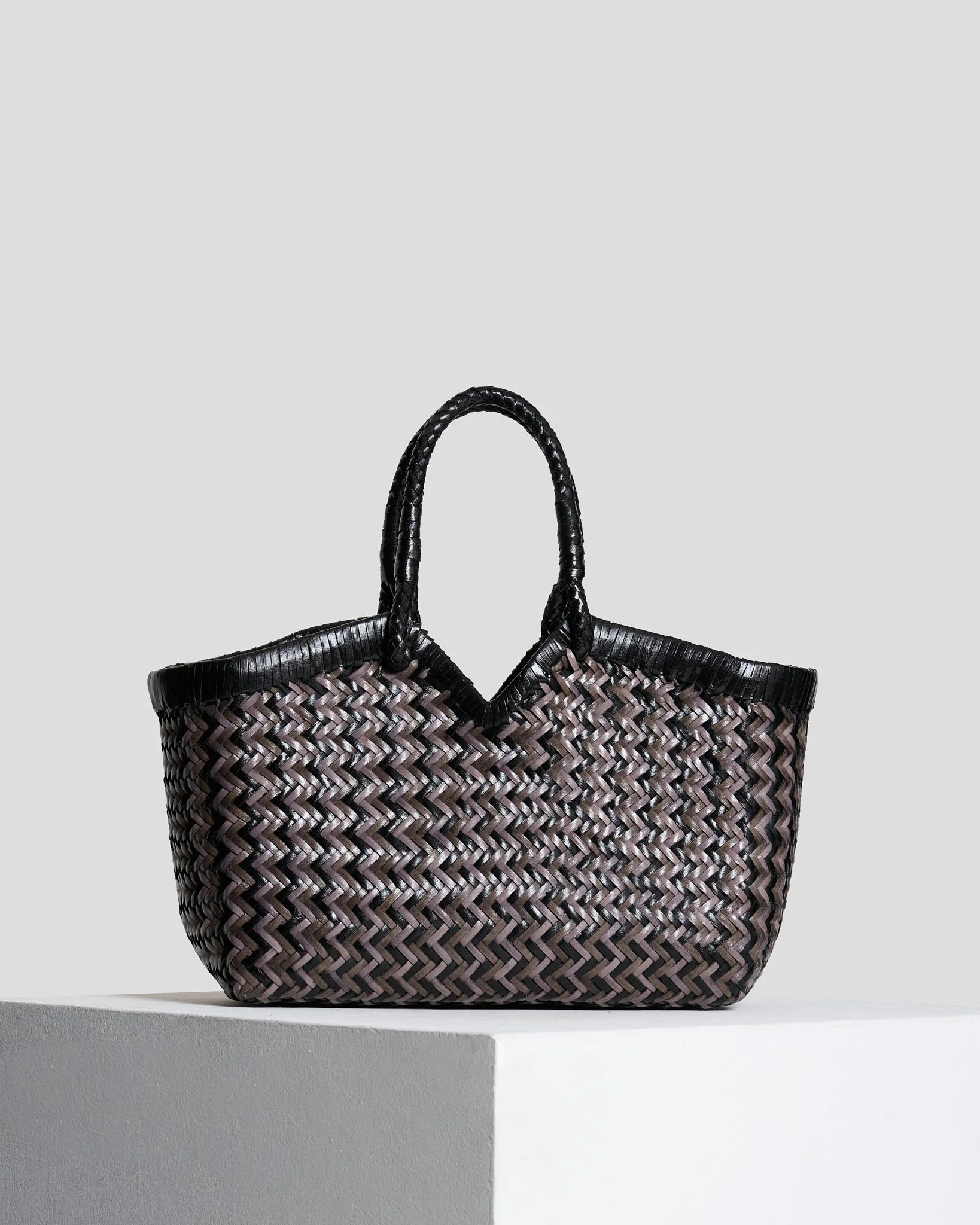 neruda front zigzag nera copia.jpg
