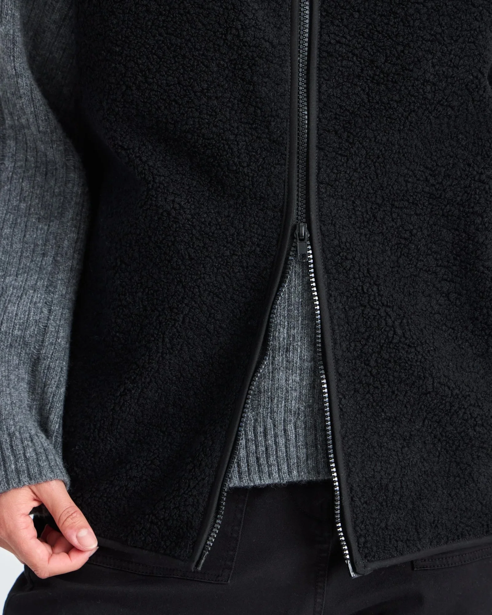 Beath_Vest-Outerwear-GL19249-650_Black-2.jpeg