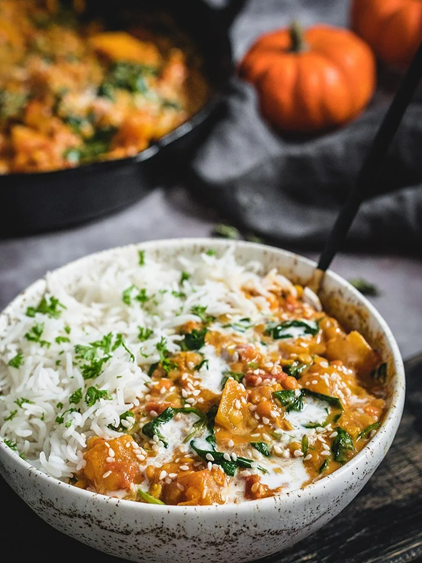 🍂 Pumpkin, Red Lentil &amp; Coconut Curry 🍂

I recently made this delicious curry during a retreat and it was a hit! As the weather gets cooler and the days shorten, our bodies start to crave warm, grounding recipes. This is the perfect meal for th