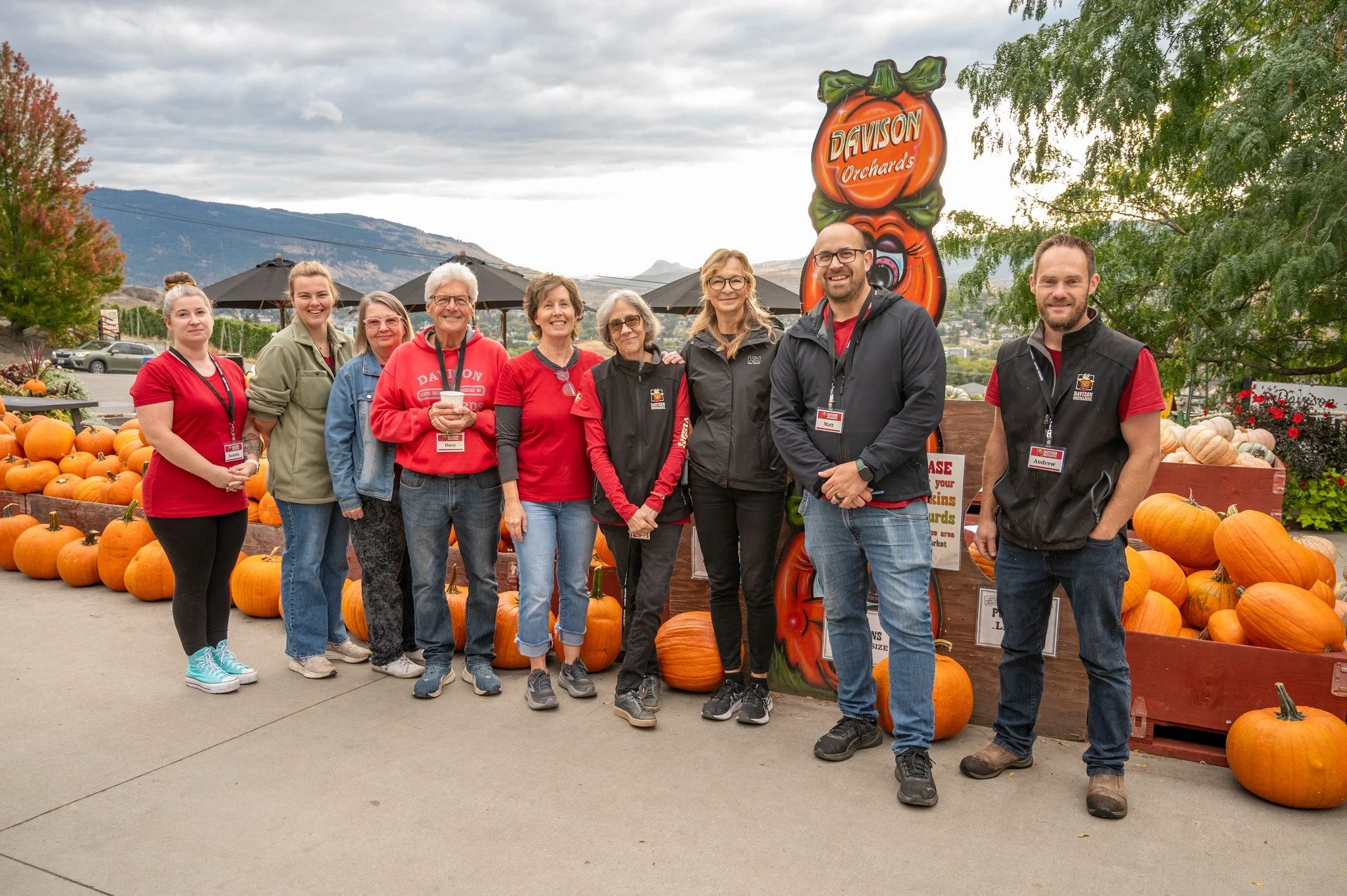 On the farm, everything changes with the seasons: the harvests, the work, even the view. What never changes is the hard work and dedication of our amazing team 💚. 
Thanks to them, Davison Orchards can welcome so many families to enjoy the farm and a