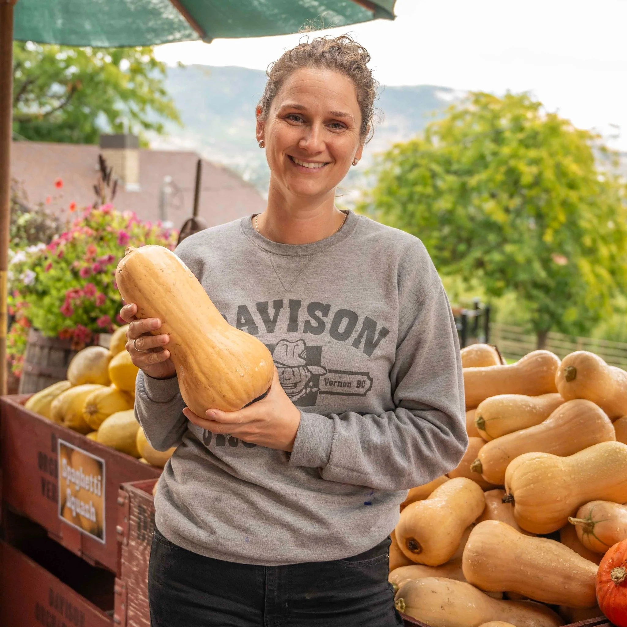 🎃 Squash madness at the farm!
Our squash sale is ON, and they’re rolling off the tables fast! 😄
Blue Hubbard, Butternut, Ambercup, Buttercup, Delicata, Spaghetti, Acorn, Carnival Acorn and more!
👉 Only $0.79 per lb!
Come grab your favourit