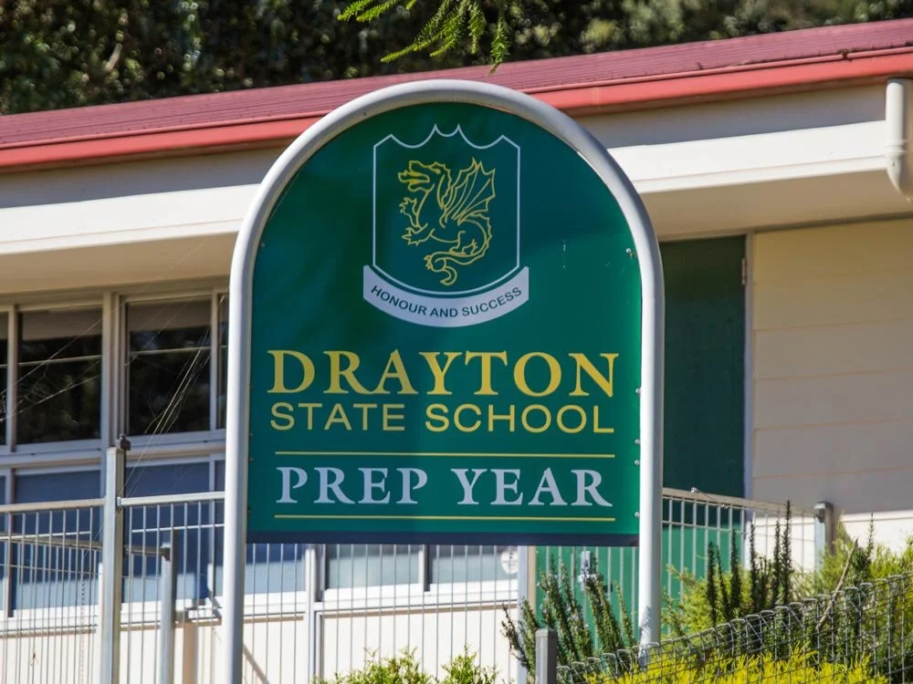 Freestanding-Sign-Frames_Signs-On-Time_Drayton-State-School.jpg