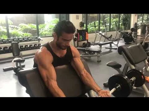 Curl Predicador con Barra