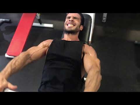 Elevación frontal con barra sentado