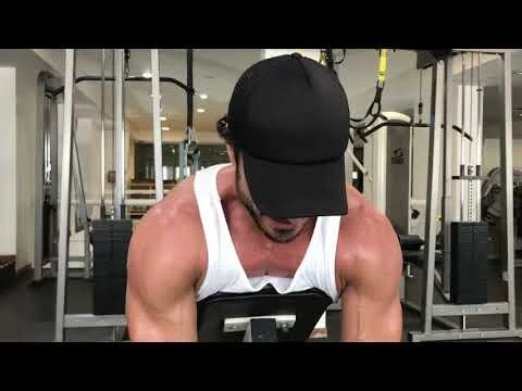 Remo en banco inclinado