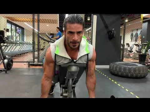 Curl con barra en banco inclinado