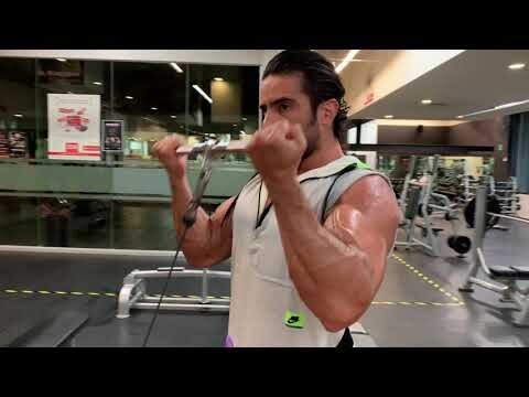 Curl con Barra en Polea