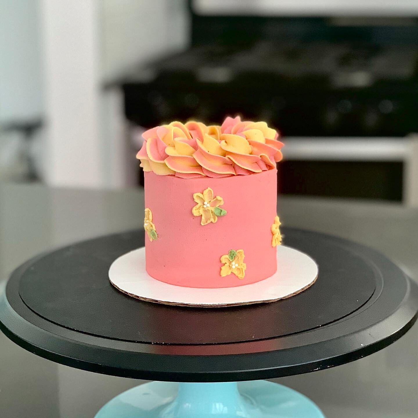 pretty lil flower cake perfect for spring 🌸

check out my previous posts for a quick tutorial! 

#bakingfromscratch #bakingathome #flowercakes #buttercreamflowers #buttercreamflower #buttercreamflowercake #vanillabuttercream #springcake #eastercake 