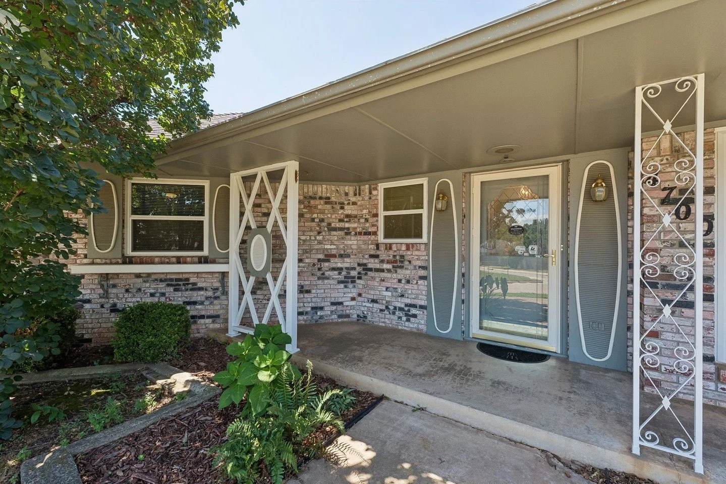 📍 4700 NW 30th St, Oklahoma City
3 Bed &middot; 2 Bath &middot; 2 Car Garage

Wowza! This 1960s gem has retained SO much of its original character and charm! 
Every corner is bursting with mid-century cool - original woodwork, funky built-ins, and a
