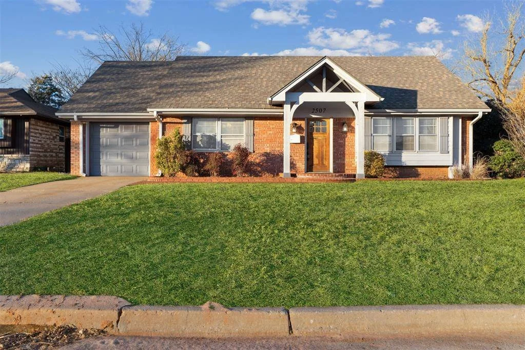 🏡 New Listing Alert! 

📍2507 NW 45th St, OKC
3 Bed | 2 Bath | 1,638 sqft

Step inside this charming cottage - bigger than it looks from the street! Enjoy a remodeled kitchen with granite counters, glass tile backsplash, stainless steel dishwasher, 