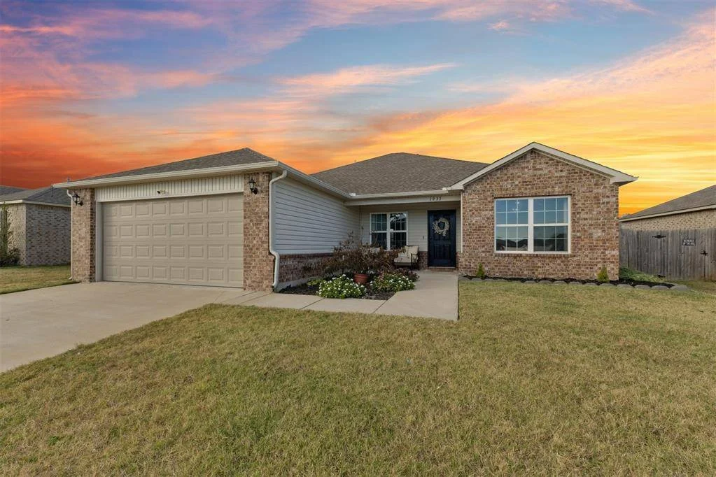 NEW on the market! 📣 Searching for a move-in ready Mustang gem? Check out 1933 W Antler Way! Enjoy upgraded flooring, kitchen with a breakfast bar, and a primary suite designed for privacy. The real showstopper: an oversized covered patio!
Don&rsquo