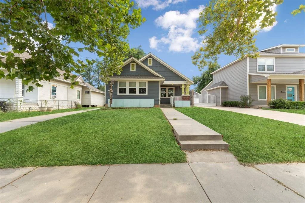 🏡 Opportunity is knocking in OKC!
A bungalow with cottage charm and modern flair - built in 2014!
📍 1128 NW 12th St
2 bed &bull; 2 bath &bull; 1,110 sqft
Cathedral ceilings, walls of windows, sleek kitchen + backyard studio ready for your vision.
?