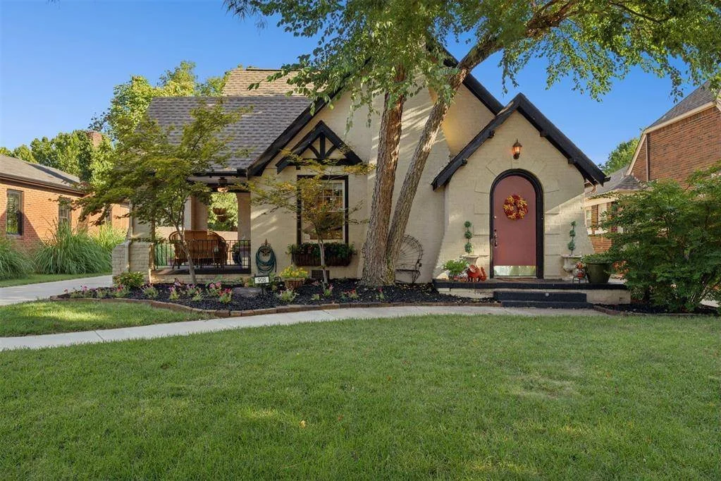 ✨ Storybook Charm Meets Modern Living! 

908 NW 41st St, Oklahoma City, OK 
3 beds | 2 baths | 2,258 sq ft | $525,000

Step inside this beautifully maintained English Tudor cottage in the heart of Historic Crown Heights! 

Open House this Sunday 2-4P