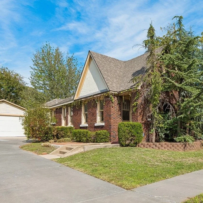 🏡 809 NW 25th St - Paseo Arts District
$315,000 | 2 beds | 2 baths | 2 car garage | 1,627 sq ft
&bull; Original Frankoma tile mock fireplaces
&bull; Open living areas with room to sprawl out
&bull; Kitchen with stainless steel appliances
&bull; 2 be