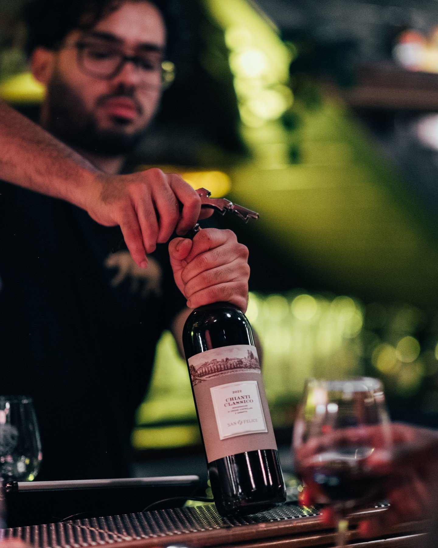 Un de nos jours pr&eacute;f&eacute;r&eacute;s de la semaine : Merced D&eacute;canter🍷 Profitez de 50% de r&eacute;duction sur toutes les bouteilles de vin* de 15h &agrave; minuit.

*Exclut le vin maison.

One of our favourite days of the week: Wine 