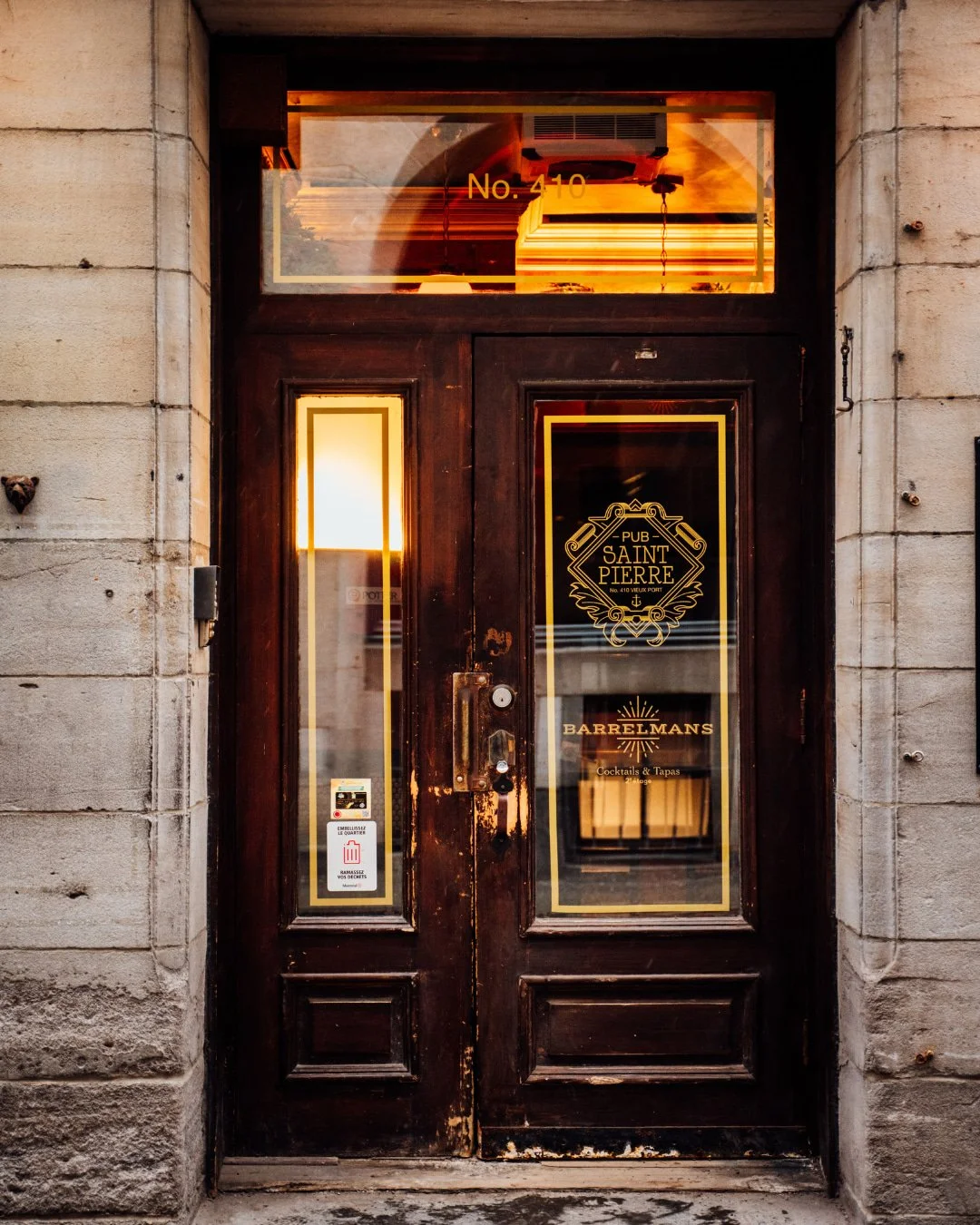 Chaque visite commence par pousser cette porte&hellip; et finit souvent plus tard que pr&eacute;vu.

Every visit starts by walking through the door&hellip; and usually ends later than planned. 

#PubSaintPierre #NotYourOrdinaryPub #OldMontreal #OldPo