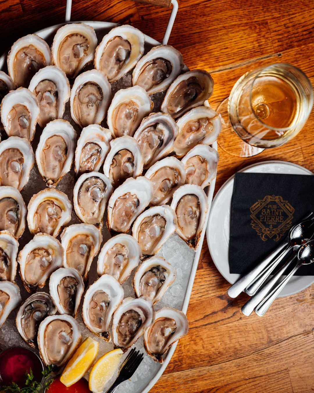 Les hu&icirc;tres go&ucirc;tent encore meilleur quand elles sont partag&eacute;es autour d'une bonne table.

Oysters taste even better when they're shared around a great table. 

#PubSaintPierre #NotYourOrdinaryPub #OldMontreal #OldPort #GensduVieux