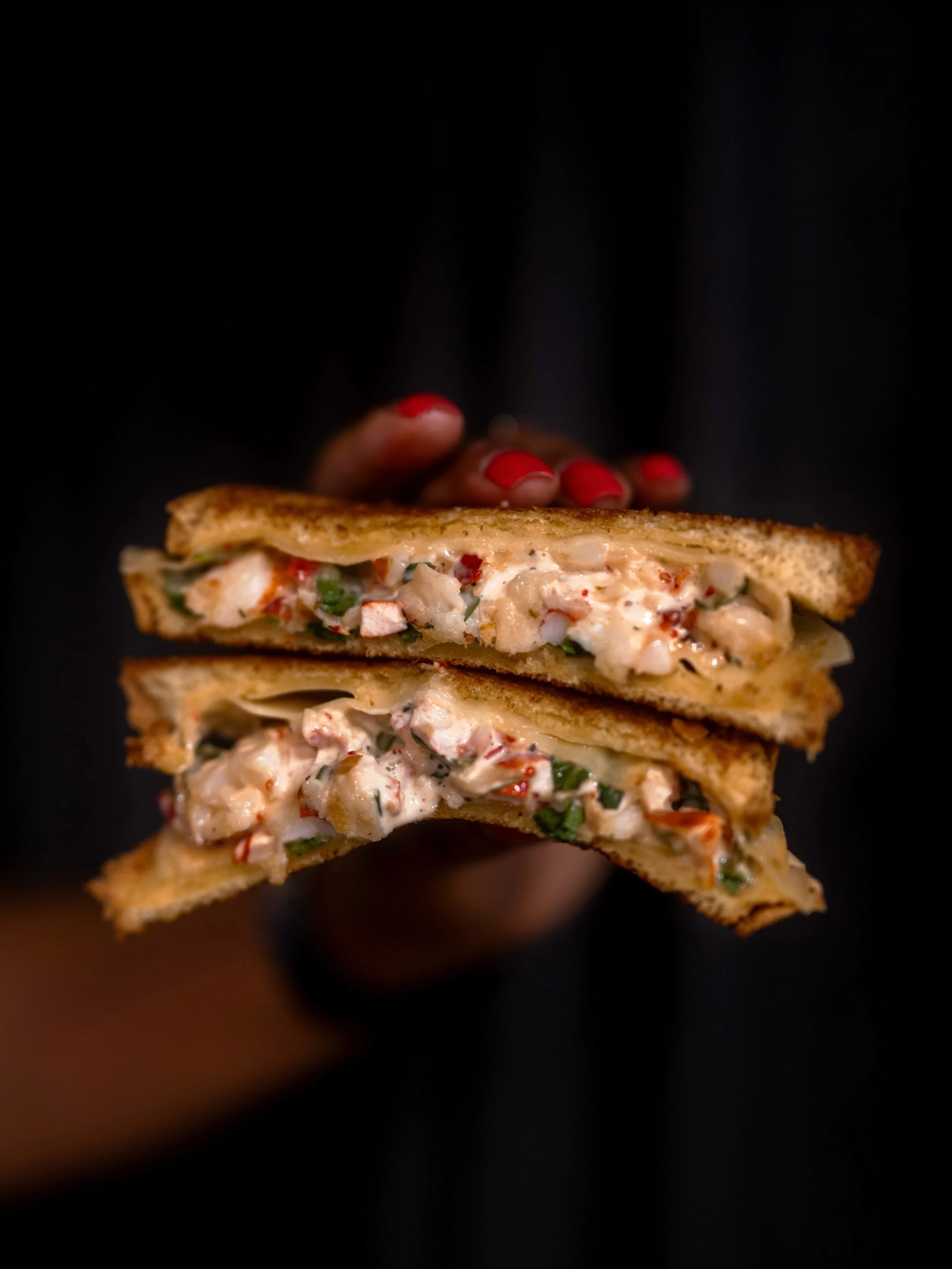 Un grand classique, avec une touche de luxe 🦞 Notre grilled cheese au homard, servi avec une bisque de tomate r&eacute;confortante. Un vrai favori!

A classic with a little something extra 🦞 Our lobster grilled cheese, served with a comforting toma