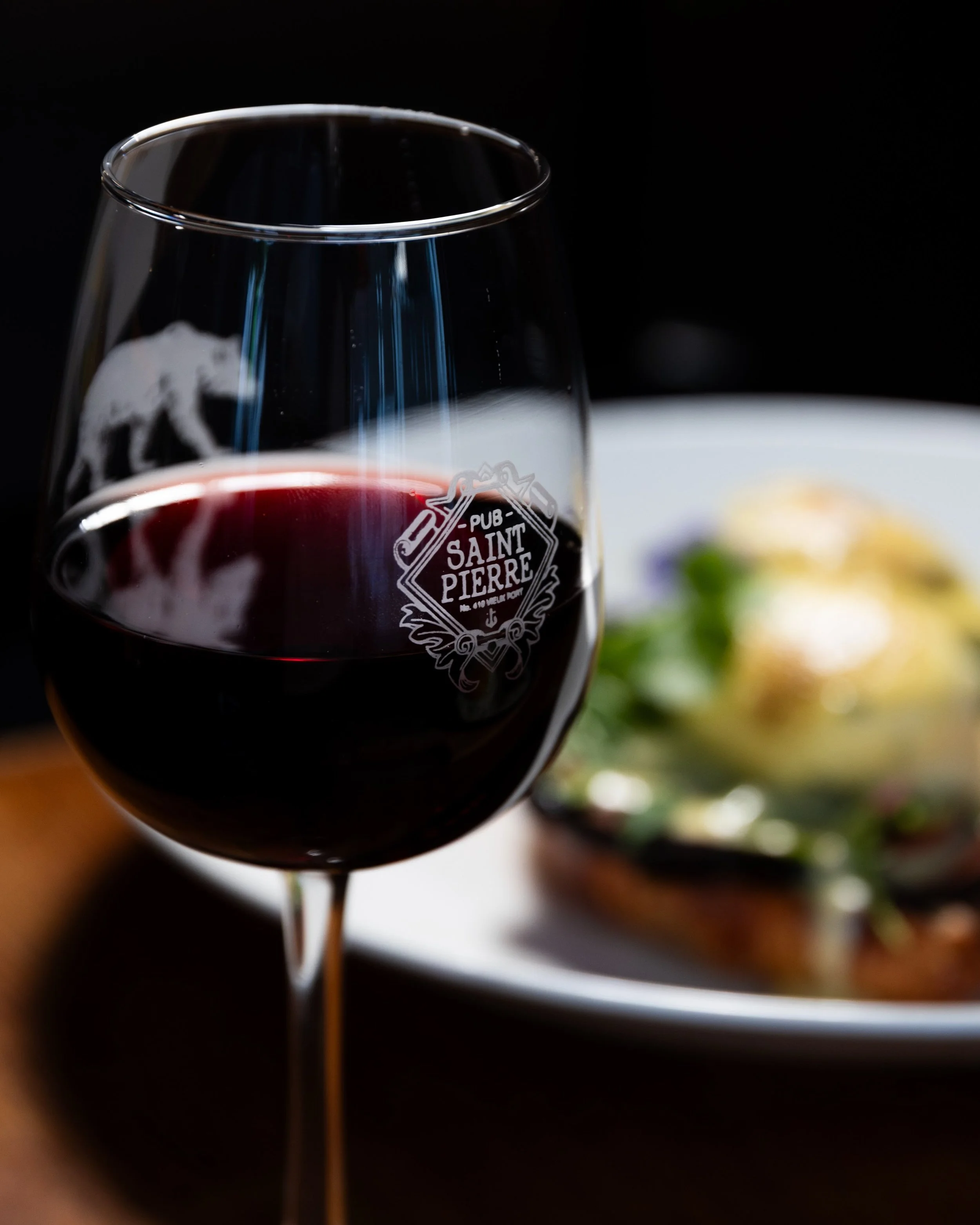 Un de nos jours pr&eacute;f&eacute;r&eacute;s de la semaine : Wine Down Wednesdays.🍷 Profitez de 50% de r&eacute;duction sur toutes les bouteilles de vin* de 15h &agrave; minuit.

*Exclut le vin maison.

One of our favourite days of the week: Wine D