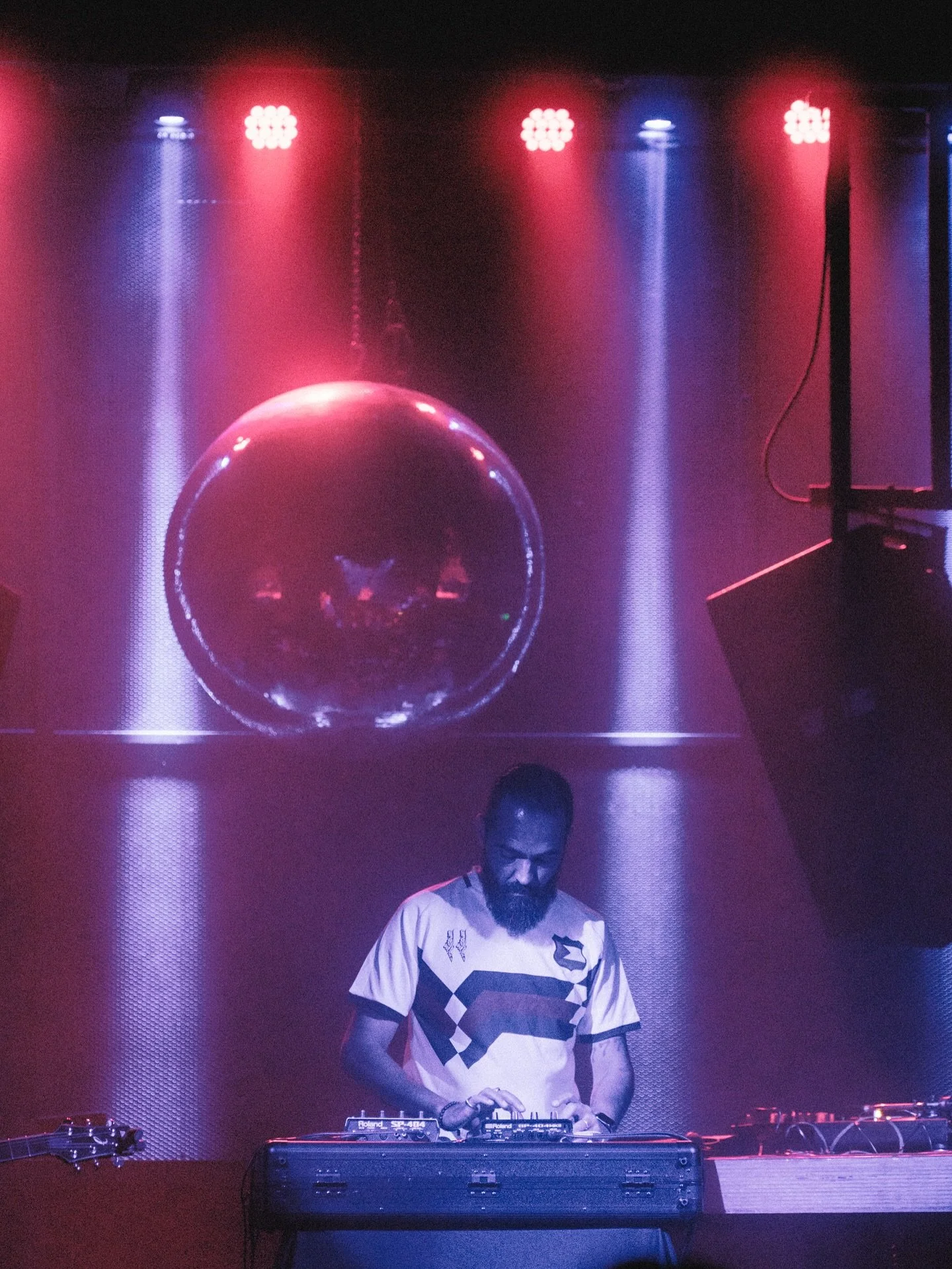 Bateu-me a mem&oacute;ria daquela vez em que a minha MPC se lembrou de deixar de trabalhar como deve de ser uma semana antes do meu gig no Lux, obrigando-me a montar um live todo de raiz numa SP404. 

Life still provides 💜

@tiagolessa na 📷