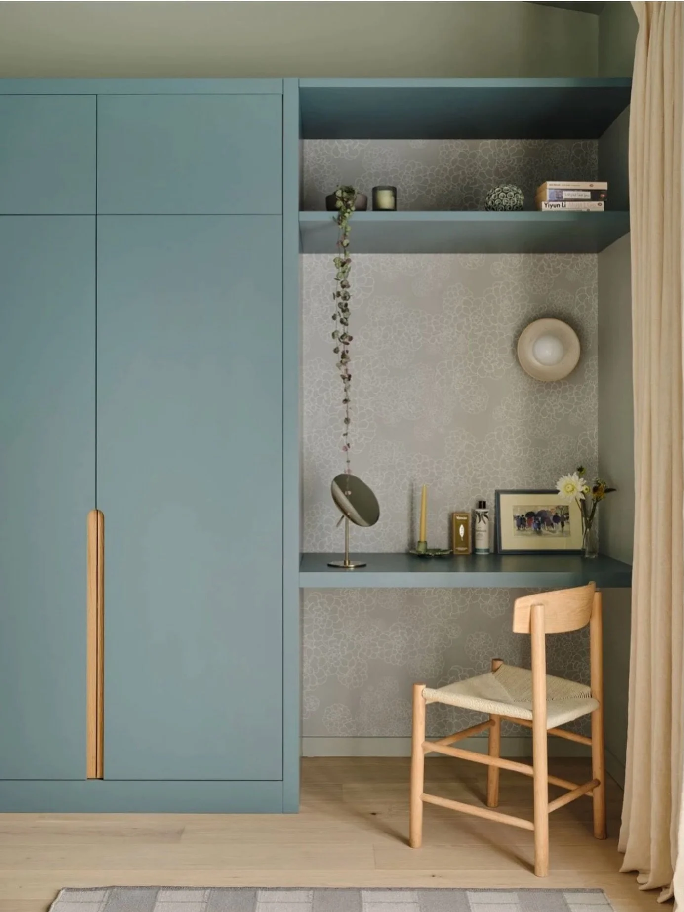 A little dressing table nook at our Wellow project designed by us as part of a bespoke made wardrobe in the primary bedroom
&bull;
One of my favourite details is the delicate floral wallpaper by @paintandpaperlibrary which lines the back of the nook 