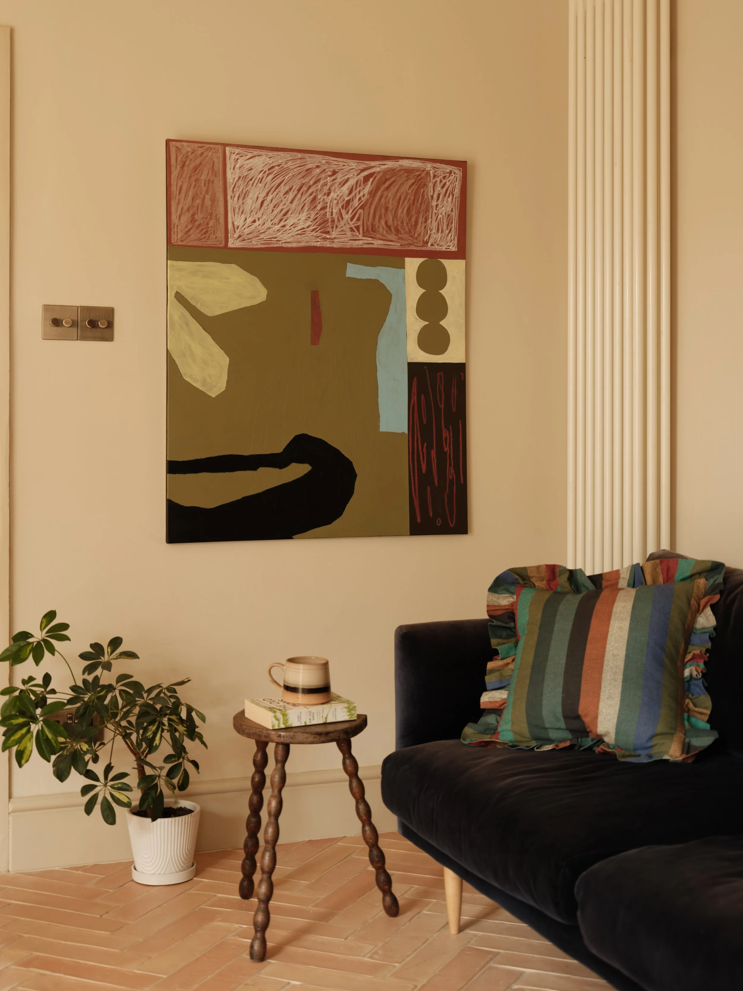 Swipe to see how we have incorporated artwork in to our interior projects 🌟 
Artwork can completely transform how a space feels aesthetically and emotionally. It adds personality, texture and depth to a room and when there is an emotional connection