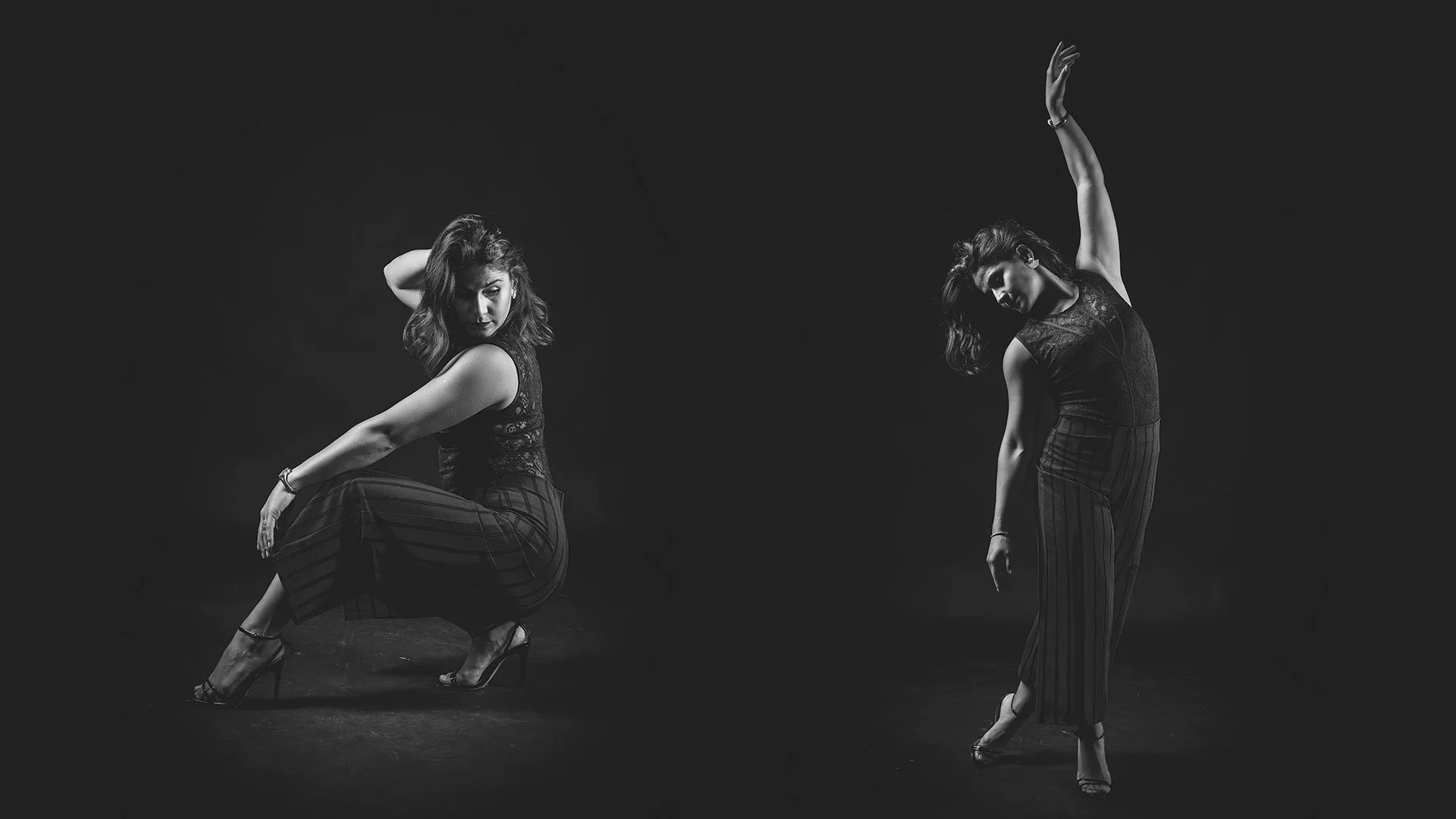 Dos mujeres en poses de baile en un fondo negro, en blanco y negro, usando ropa elegante y tacones altos.