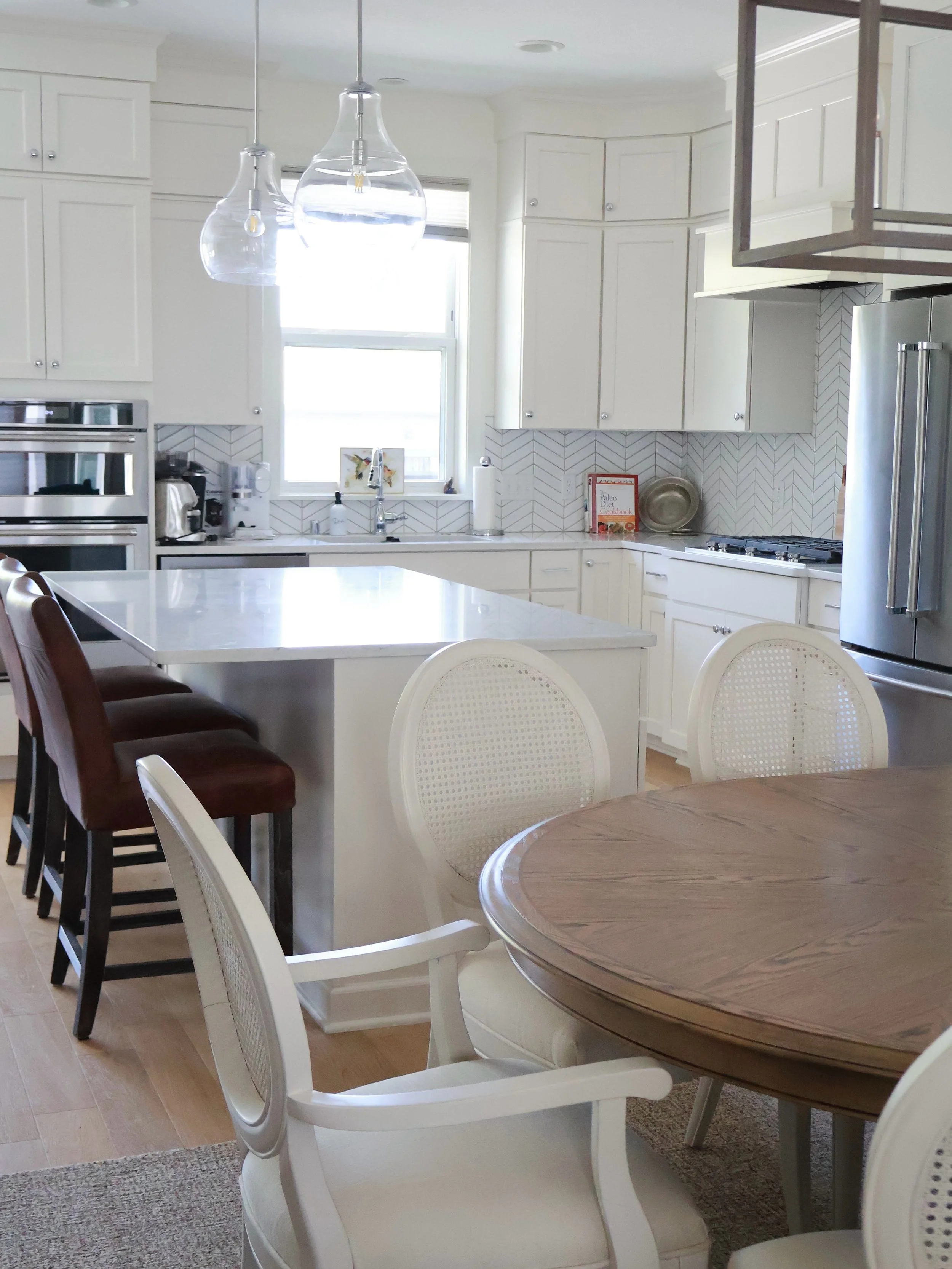 ✨ Bright, timeless, and designed for gathering. 

Classic bright neutrals never go out of style, especially in Excelsior, MN, just steps from Lake Minnetonka. 🤍 This kitchen and dining space was designed with clean finishes, warm textures, and effor