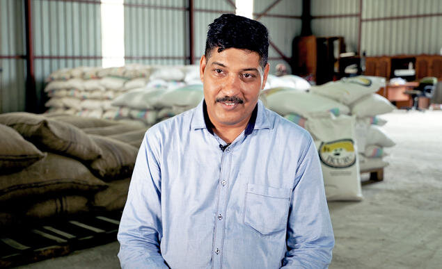  Dinesh Singh, administrerende direktør i IKURU i fabrikken der frøene renses og pakkes. / Dinesh Singh, Managing Director IKURU in the factory where the seeds are cleaned and packed. 