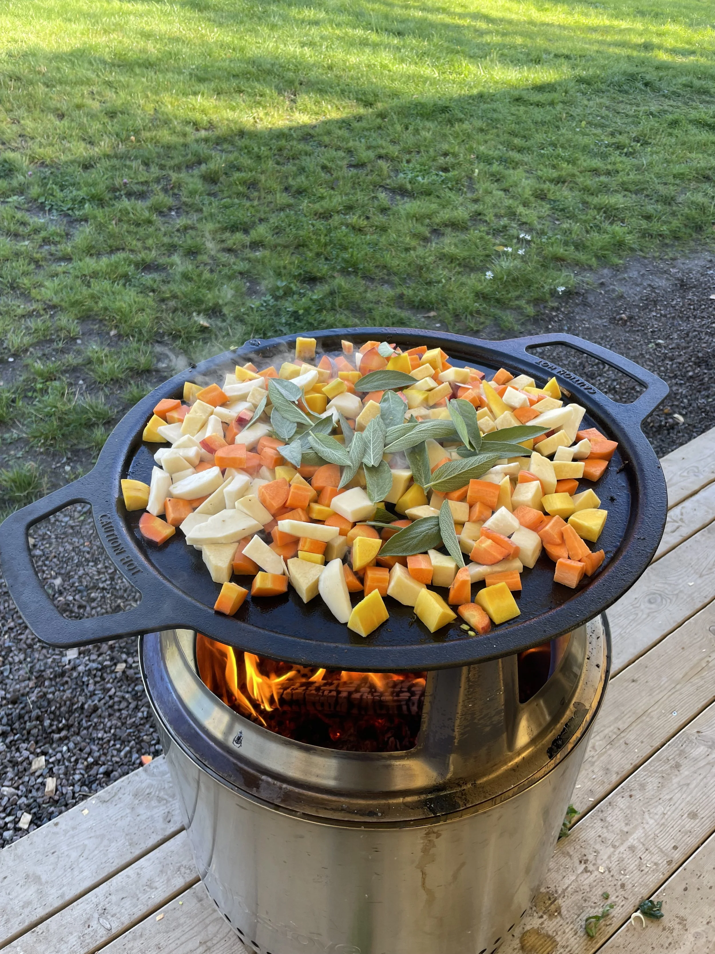 Rotgrønnsaker på stekeplate over bål.jpg