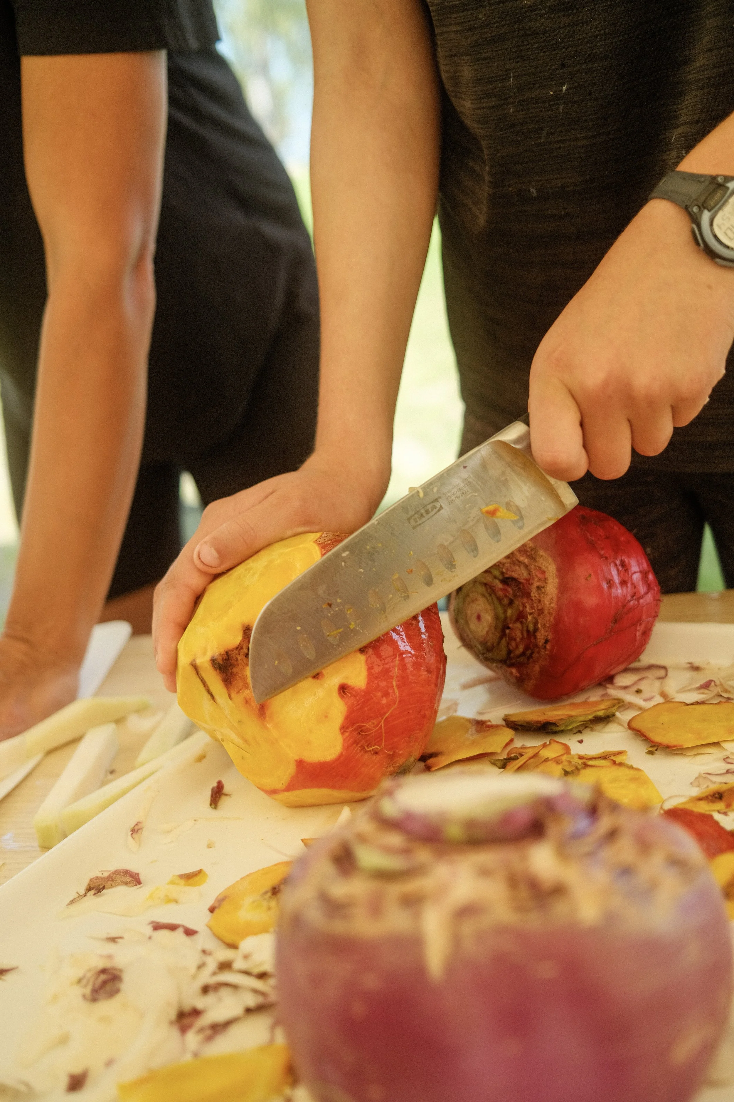 Norske frø til unge ganer_barn skjærer rotgrønnsaker.jpg