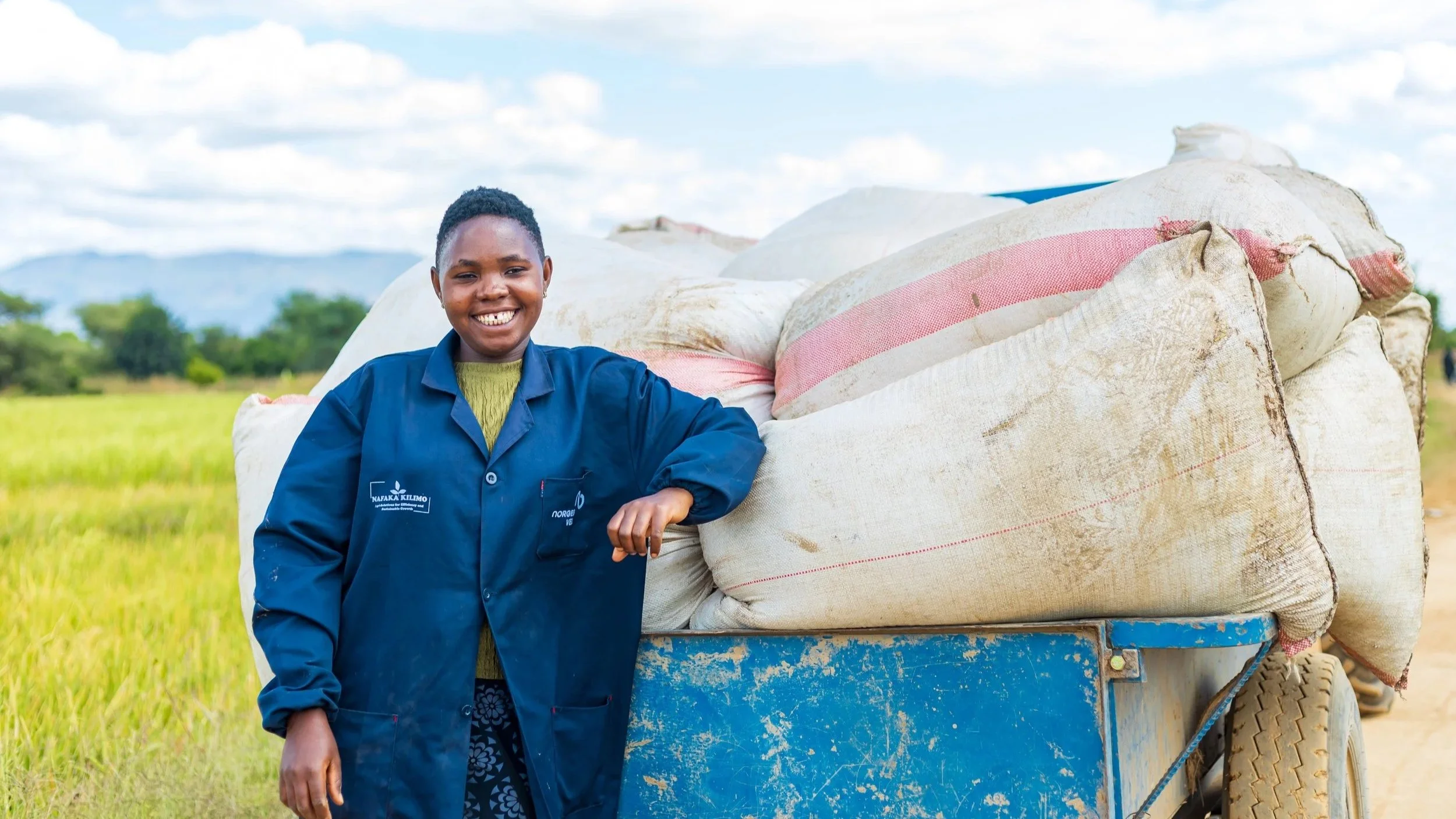 Lenata gjør det få unge gjør i Tanzania. Hun jobber med matproduksjon.
