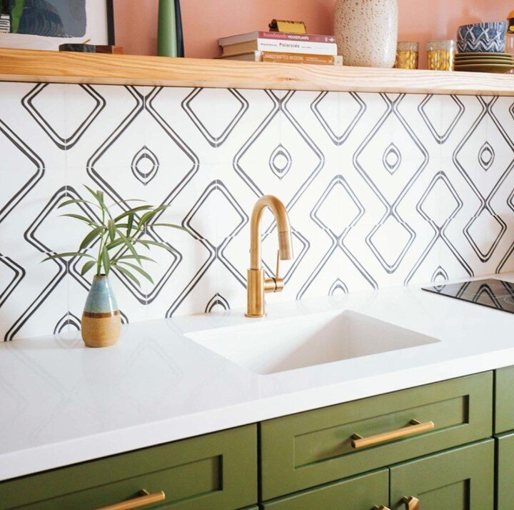 If you've been following us, you'd notice much we 💚 color and bold design choices. Via his Old Brand New site, @dabito shares his @oneroomchallenge that we think is fantastic. 

The 🟢 cabinets, brass finishes, graphic backsplash and wood shelving i
