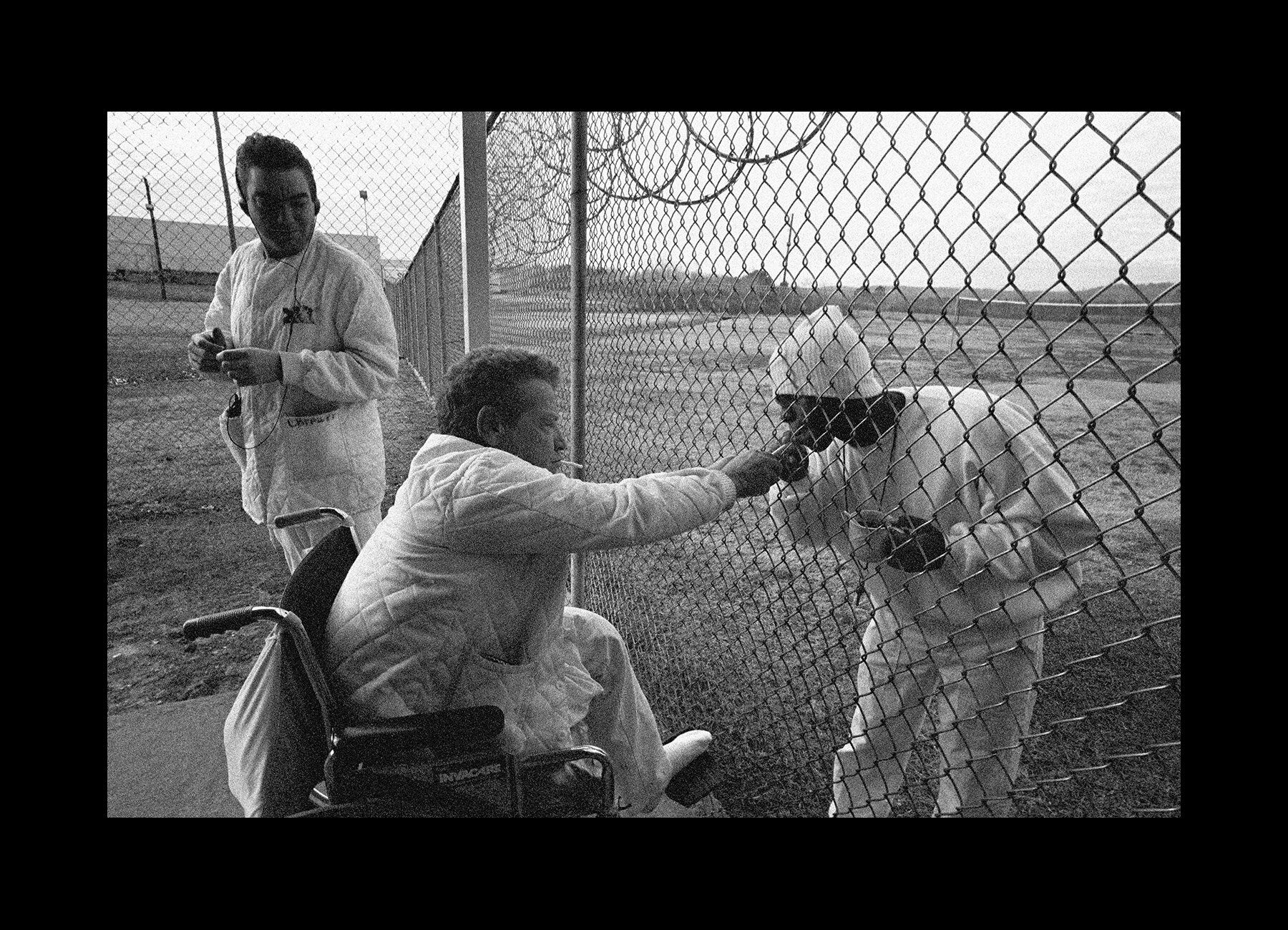  Inmates of the Hamilton Aged and Infirmed facility gather to smoke in the prison yard in Hamilton, Alabama. 1997 