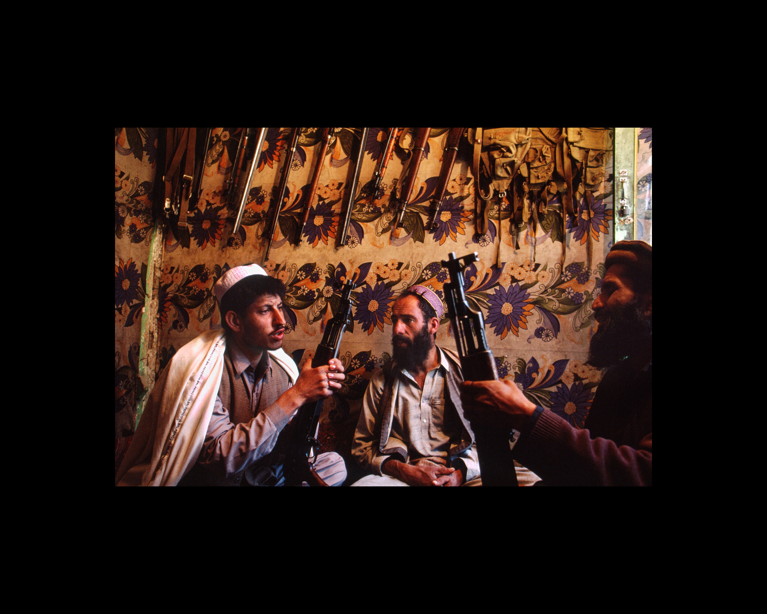  Pathans inspect homemade Kalishnakovs (AK-47) in a gun shop in Landi Kotal, a town on the border with Afghanistan in the tribal Northwest Frontier Province. Pakistan. 1998 