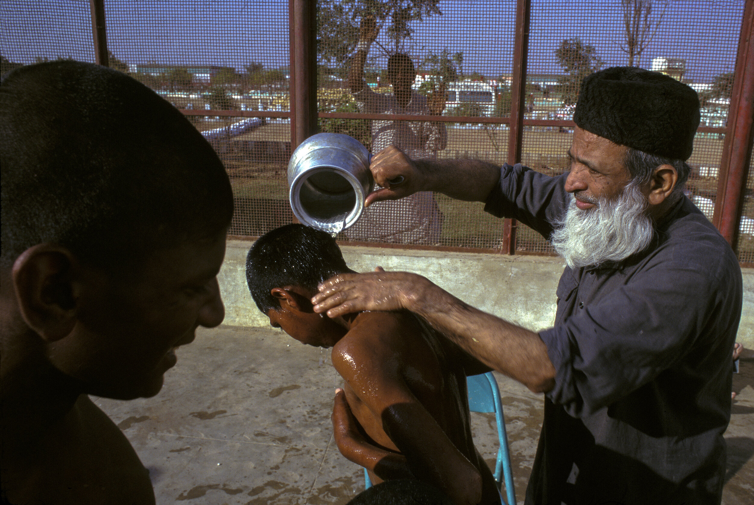 Abdul Saddar Edhi at an orphanage in Karachi bathes kids with sulphur, camphor and neem. Pakistan. 1998   