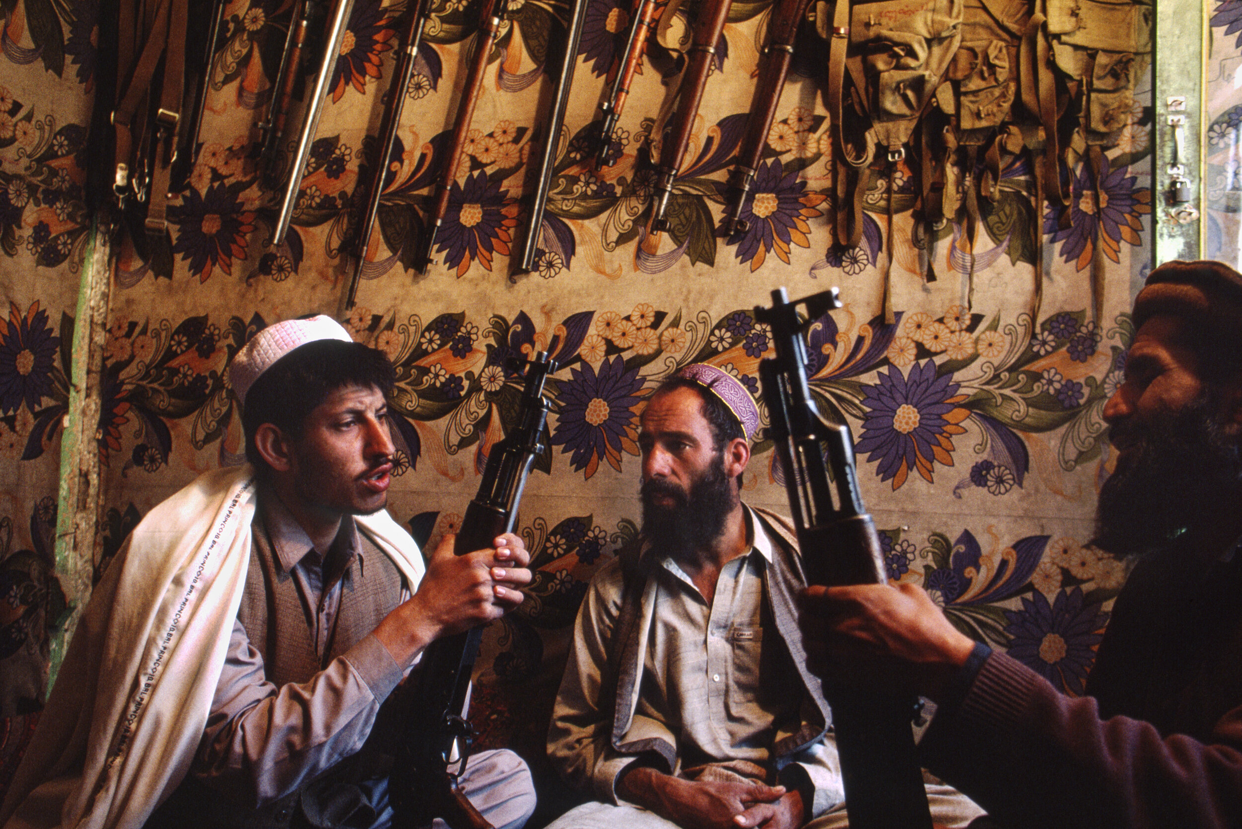  Pathans inspect homemade Kalishnakovs (AK-47) in a gun shop in Landi Kotal, a town on the border with Afghanistan in the tribal Northwest Frontier Province. Pakistan. 1998 