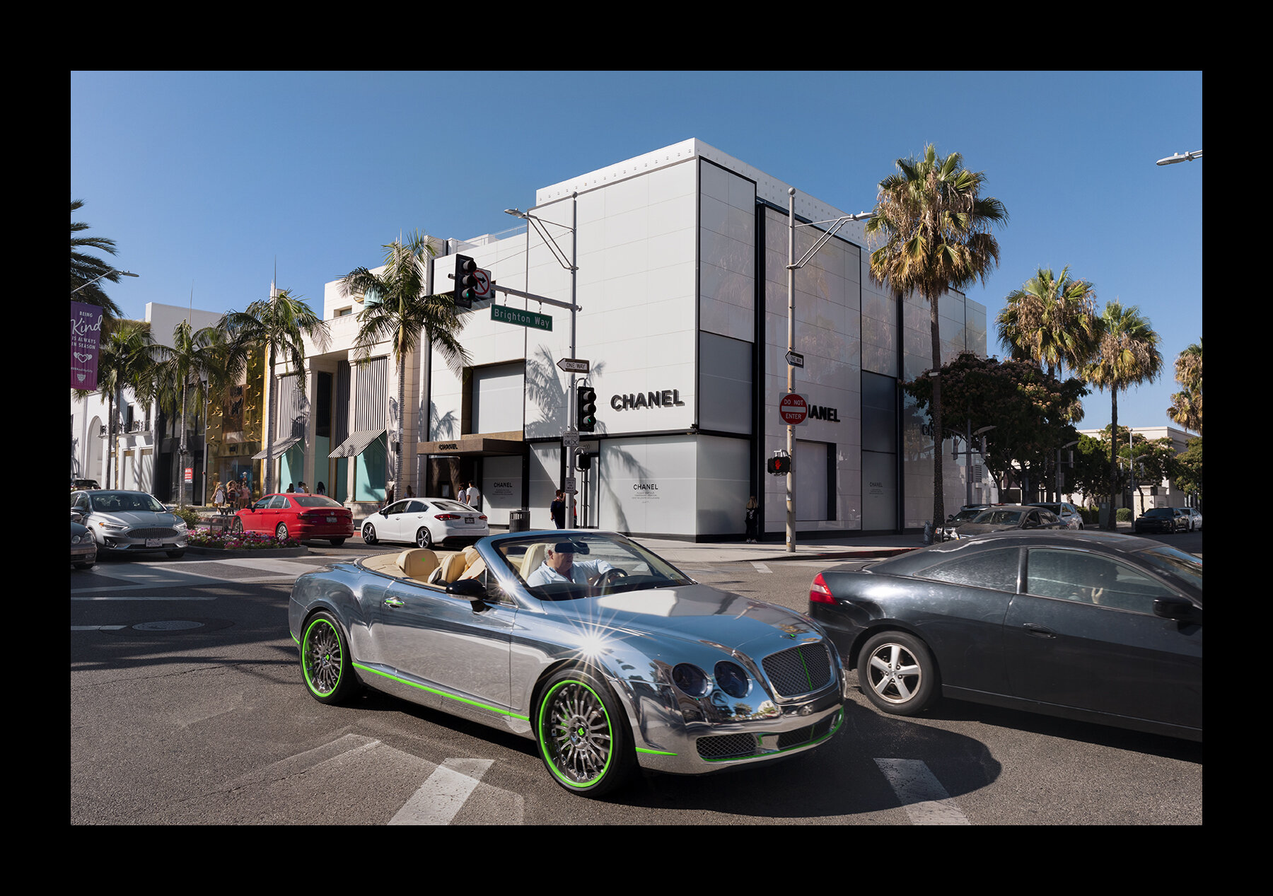  Shopping along Rodeo Drive in Beverly Hills, California. 