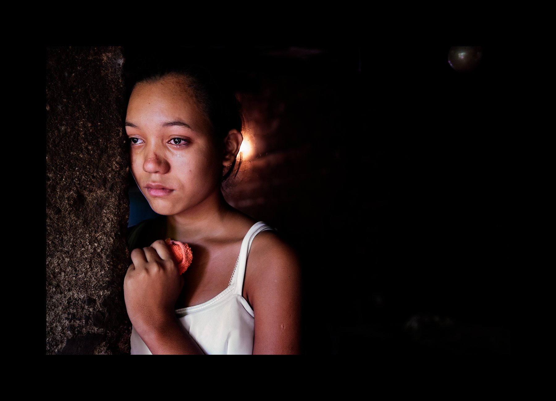  Miurel Lopez, 15, cries by the body of her father, Julio Lopez, 35, who died of CKDnT earlier that day in Chichigalpa, Nicaragua on Jan. 8, 2015. 