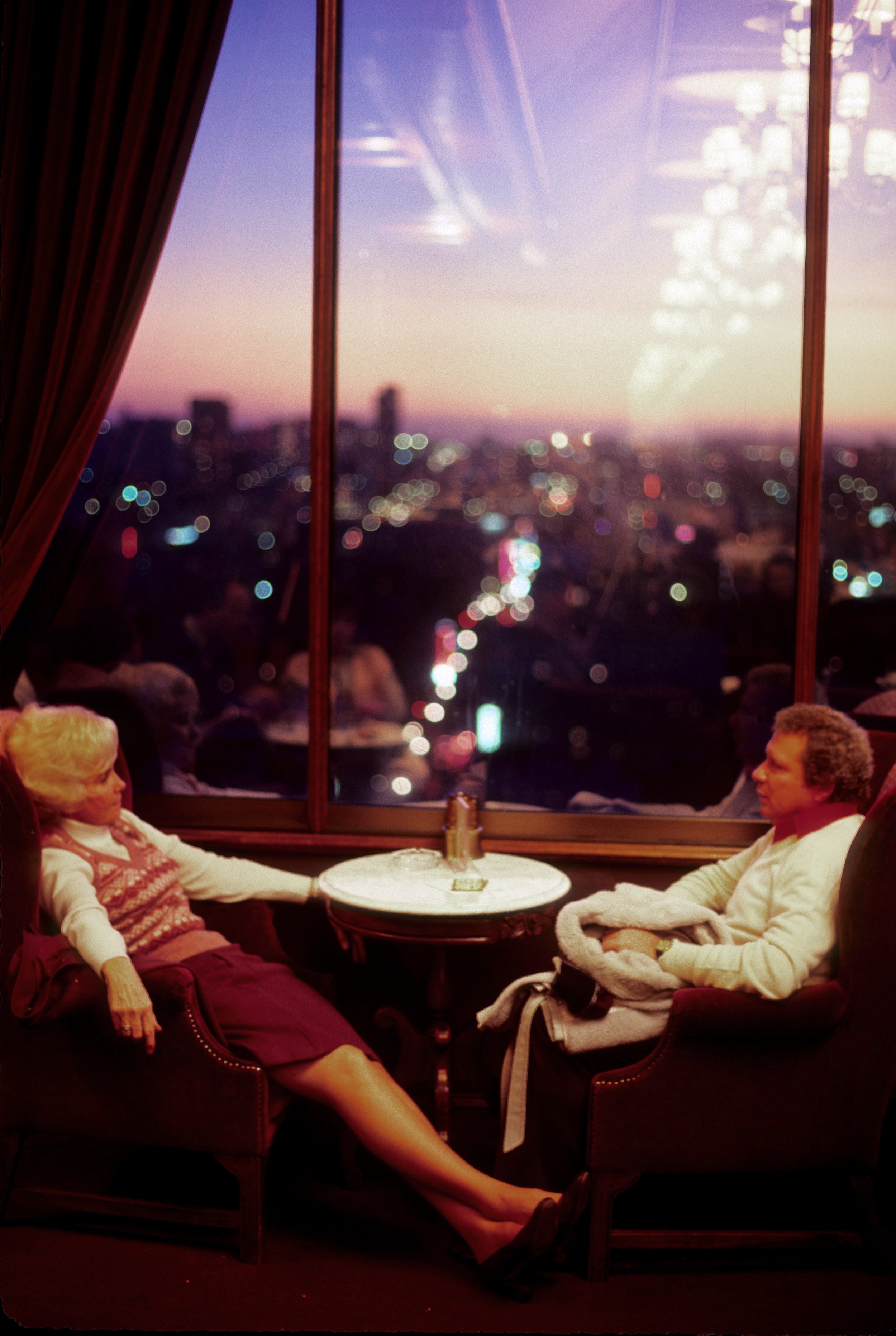  Two guests at the Sherlock Holmes restaurant at the top of the Holiday Inn hotel in San Francisco. 1985 