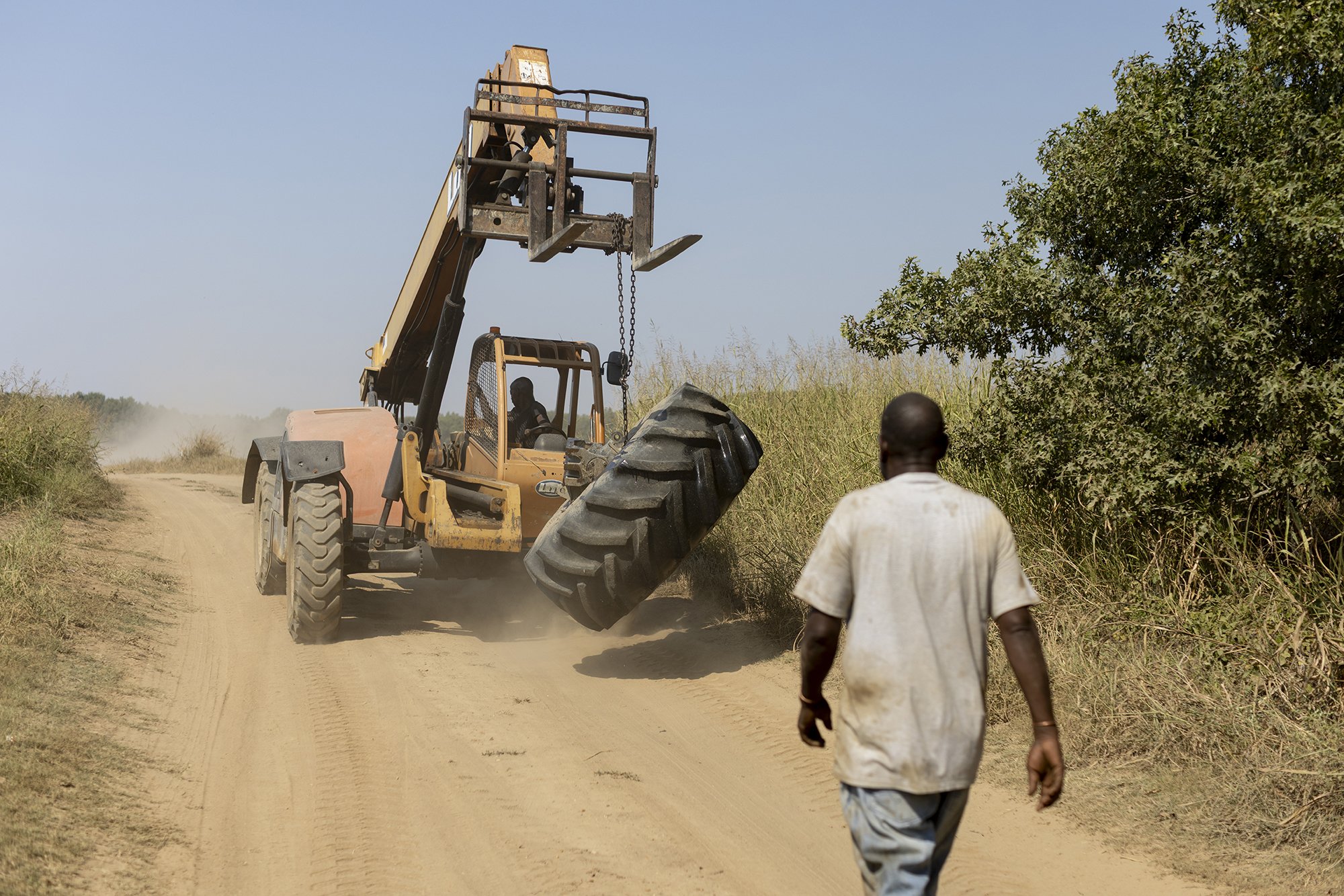  Mike Wagner, a rice farmer, works with his crew on combine repairs at Two Brooks Farm in Minter City, MIssissippi on September 18, 2025. 
