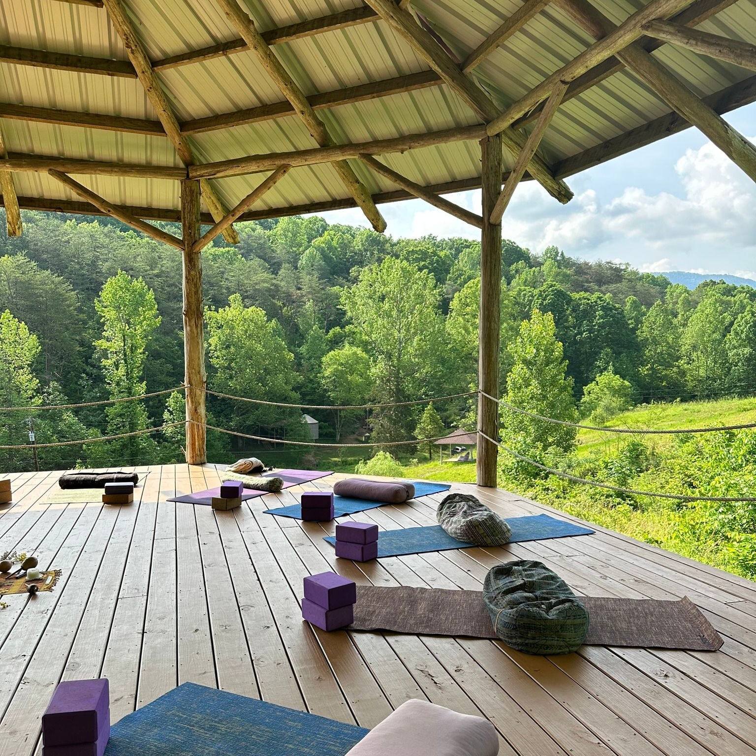 The Mother's Day Retreat at @sevenspringsretreats was bliss 💕 

I was thrilled to be part of such a special retreat! Jessi at Seven Springs has created a wonderful place for women to disconnect, rest, and make connections. It's Maryville's hidden ge