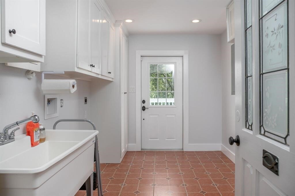 Putnam Builders Unique Second Street Custom Laundry Room Residential Beach Home San Leon, Texas Construction