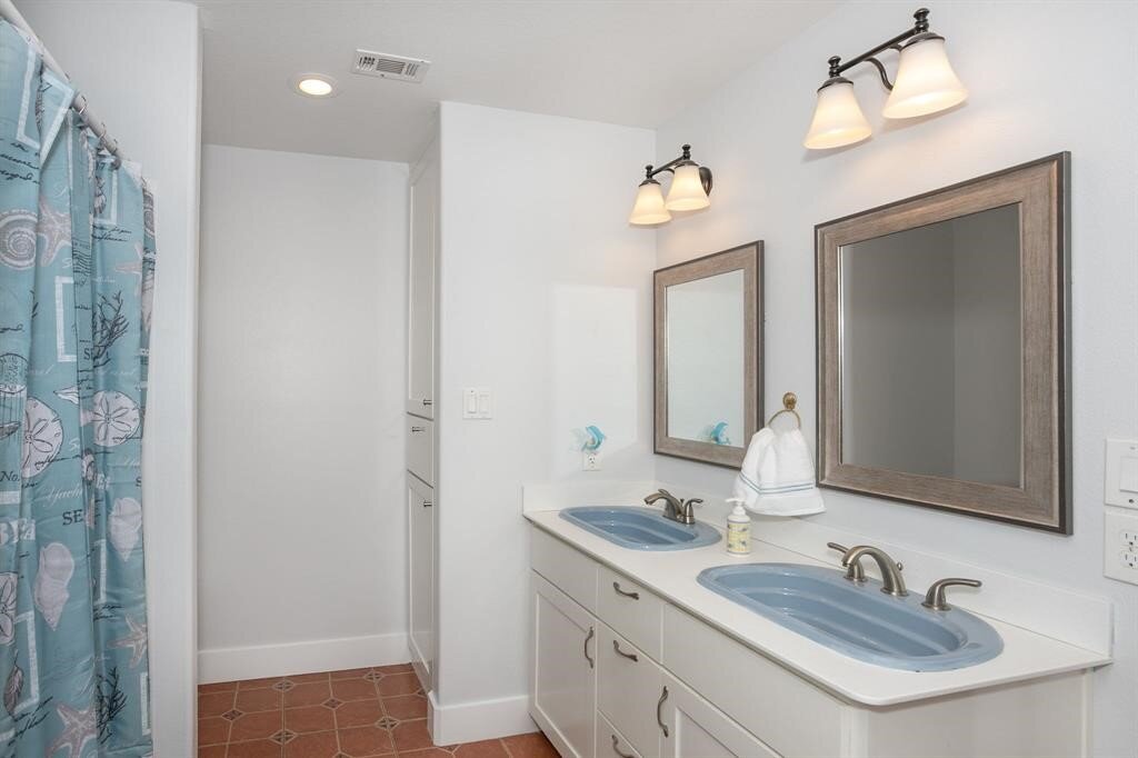 Putnam Builders Unique Second Street San Leon Custom Bathroom Residential Beach Home San Leon, Kemah, Texas Construction